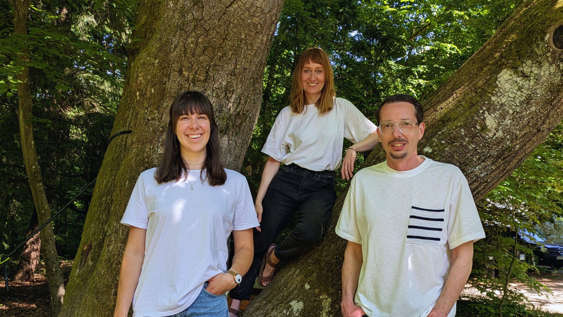 Marie Krähling, Julia Oertzen und Nicolas Barthelmé stehen als Team zusammen