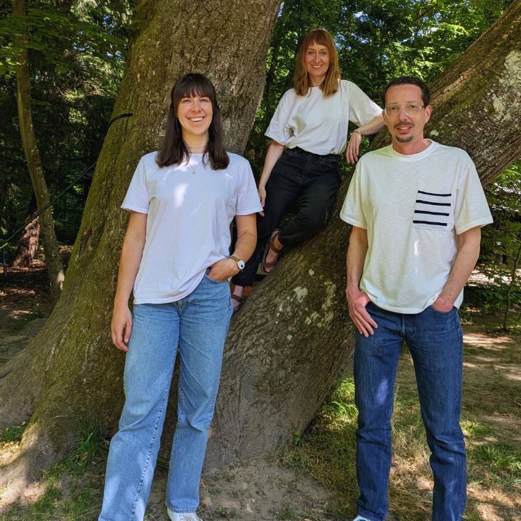 Marie Krähling, Julia Oertzen und Nicolas Barthelmé stehen als Team zusammen